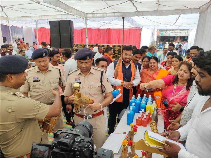सुशासन तिहार में पाटन कॉलेज का अनूठा प्रयास, छात्र-छात्राओं ने बेचे स्वनिर्मित उत्पाद, बांस शिल्प बना आकर्षण का केंद्र
