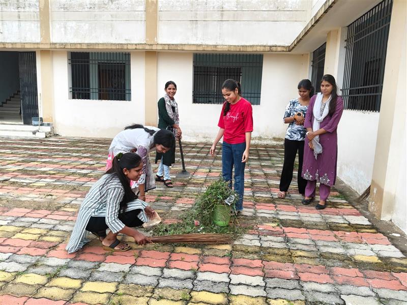 Govt. Chandulal Chandrakar Arts & Science College, Patan - Seva Pakhvada 2025- Swachta Sapath avm shram dan 