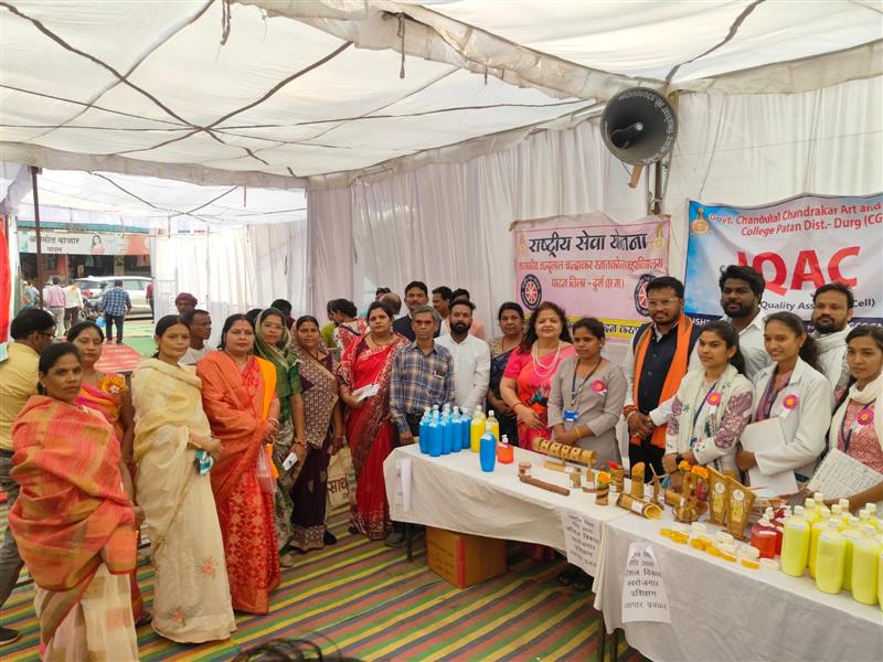 Govt. Chandulal Chandrakar Arts & Science College, Patan - सुशासन तिहार में पाटन कॉलेज का अनूठा प्रयास, छात्र-छात्राओं ने बेचे स्वनिर्मित उत्पाद, बांस शिल्प बना आकर्षण का केंद्र