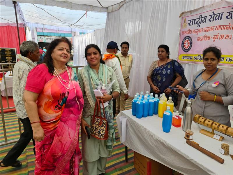 सुशासन तिहार में पाटन कॉलेज का अनूठा प्रयास, छात्र-छात्राओं ने बेचे स्वनिर्मित उत्पाद, बांस शिल्प बना आकर्षण का केंद्र